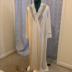 Vintage Cream Lace Trim Robe